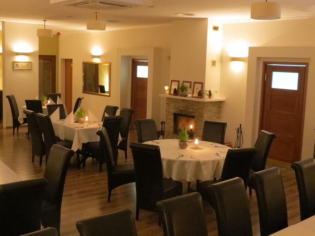 Hotel Daglezja Nad Jeziorem Kornickim Kórnik 外观 照片