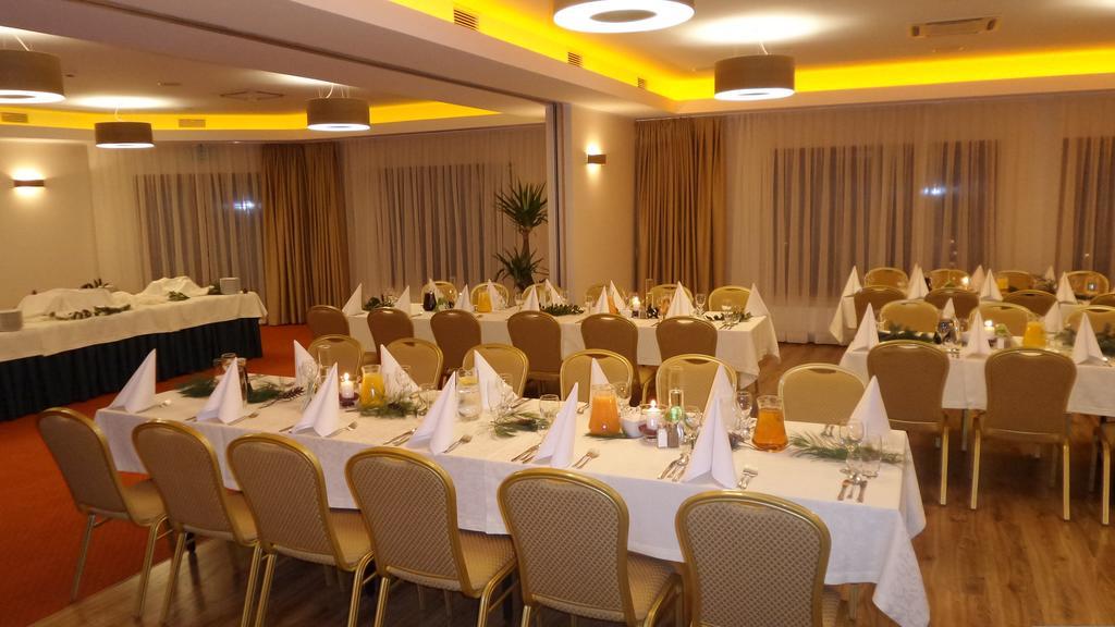 Hotel Daglezja Nad Jeziorem Kornickim Kórnik 外观 照片