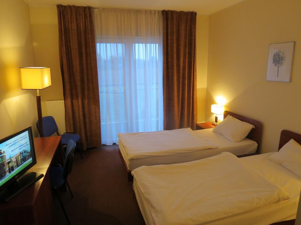 Hotel Daglezja Nad Jeziorem Kornickim Kórnik 外观 照片