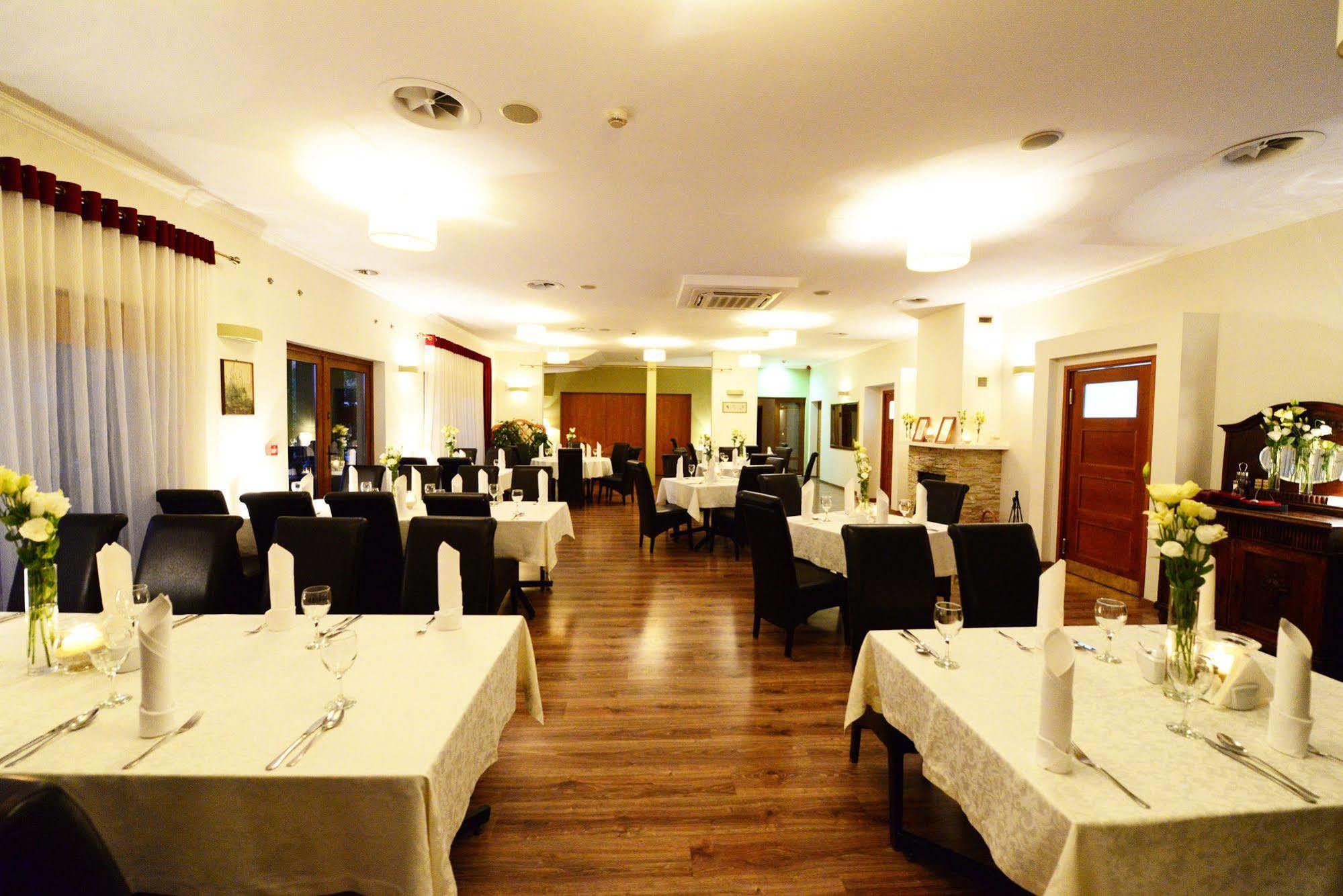 Hotel Daglezja Nad Jeziorem Kornickim Kórnik 外观 照片