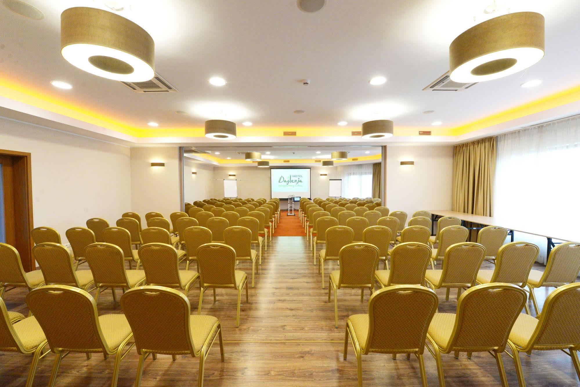 Hotel Daglezja Nad Jeziorem Kornickim Kórnik 外观 照片